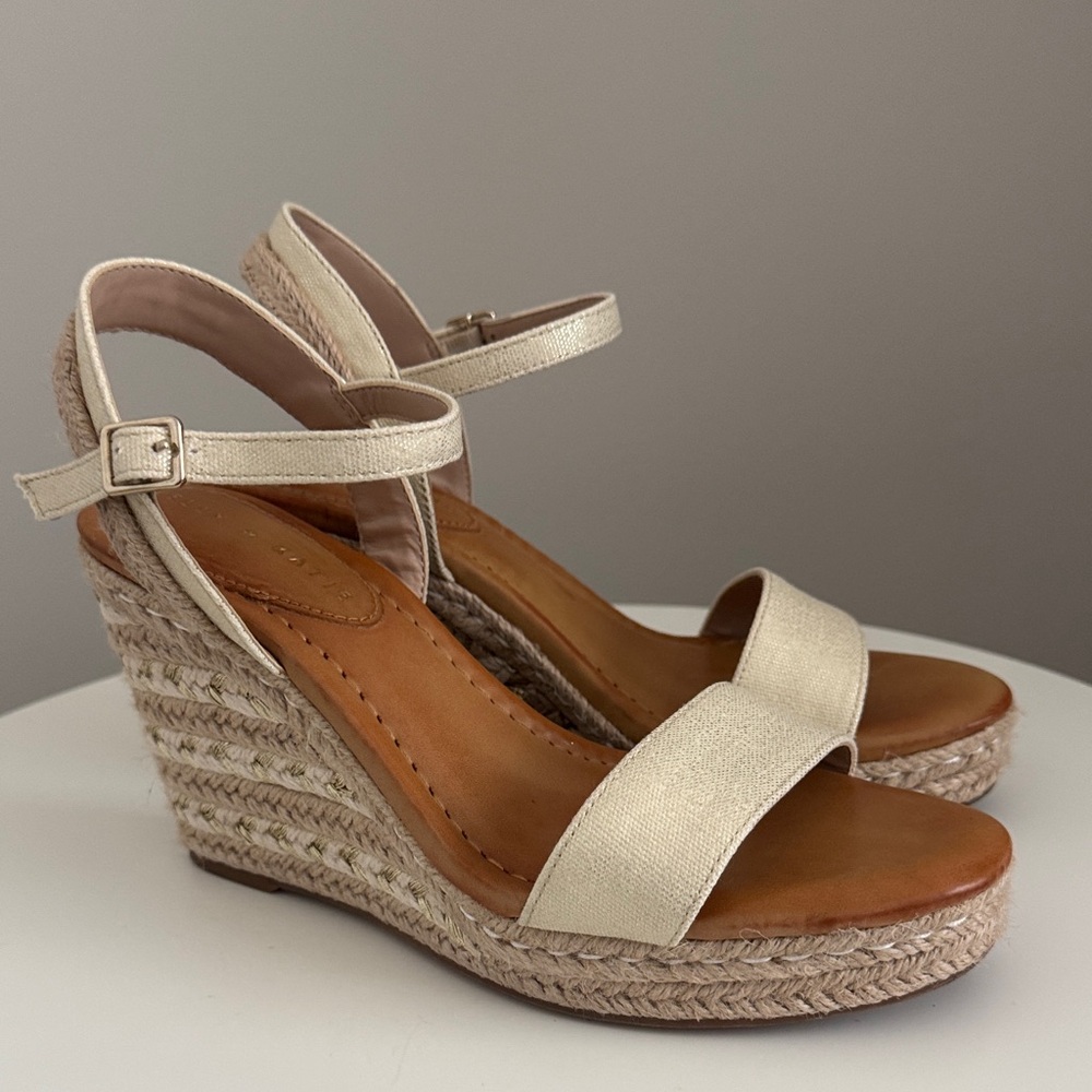 Kelly & Katie Gwennan Espadrille Cream/Gold Wedge Sandals Sz 8